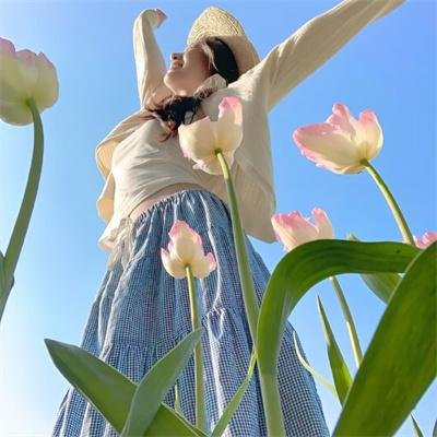 穿黄靴子的女孩